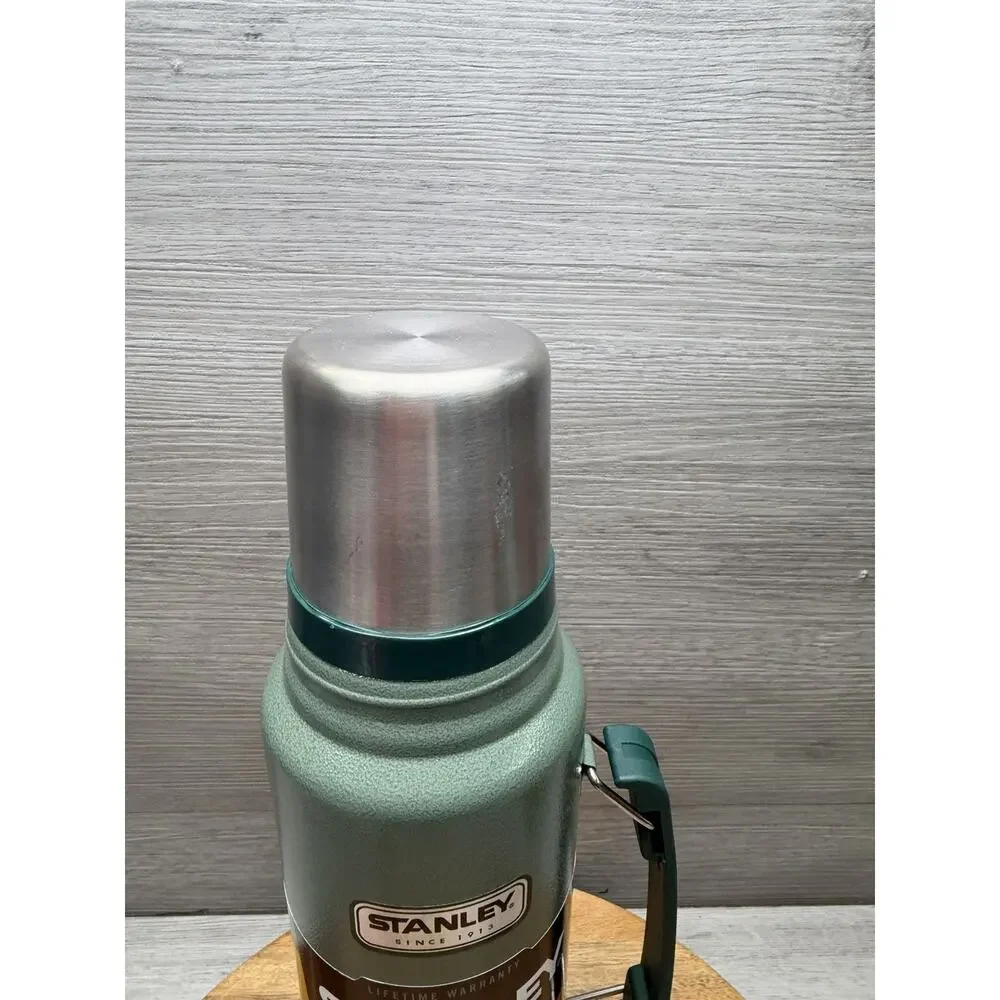 Stanley Classic Legendary Bottle | 1.1 QT. Color: Hammertone Green